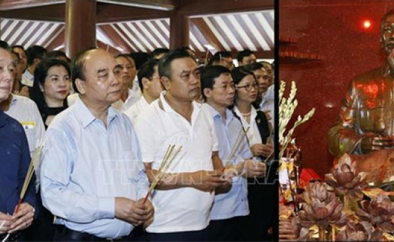 Chủ tịch nước d&acirc;ng hương kỷ niệm 53 năm Ng&agrave;y mất Chủ tịch Hồ Ch&iacute; Minh