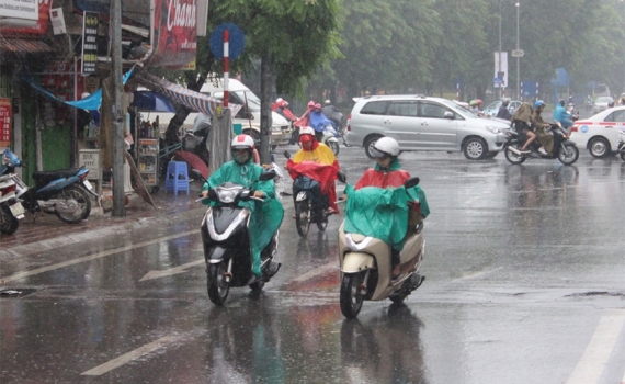 Thời tiết h&ocirc;m nay (15-8): Bắc Bộ, Trung Bộ mưa to, v&ugrave;ng n&uacute;i nguy cơ lũ qu&eacute;t, sạt lở đất