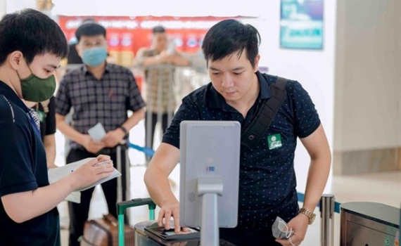 Từ h&ocirc;m nay (2-8), h&agrave;nh kh&aacute;ch c&oacute; thể sử dụng VNeID để l&agrave;m thủ tục l&ecirc;n m&aacute;y bay