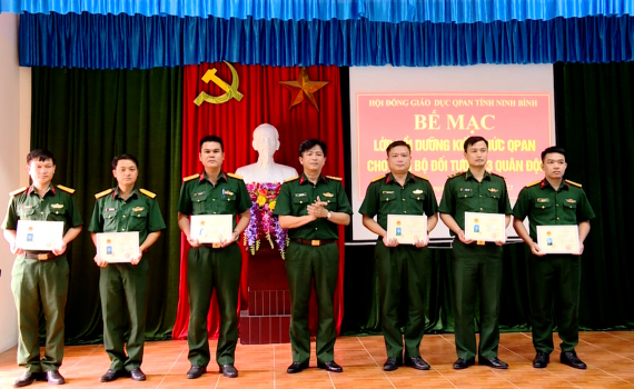 Bế mạc lớp bồi dưỡng kiến thức Quốc ph&ograve;ng v&agrave; an ninh cho c&aacute;n bộ đối tượng 3 Qu&acirc;n đội