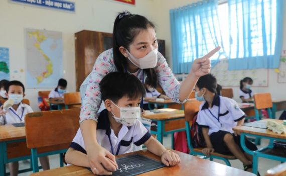 Đồng &yacute; bỏ h&igrave;nh thức thi thăng hạng chức danh nghề nghiệp vi&ecirc;n chức