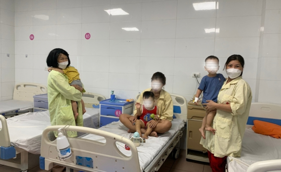 Mật độ b&aacute;c sĩ v&agrave; giường bệnh tr&ecirc;n số d&acirc;n c&ograve;n qu&aacute; thấp