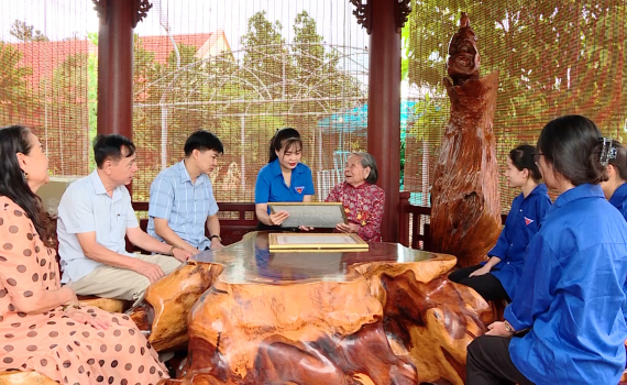 M&ugrave;a thu lịch sử qua k&yacute; ức L&atilde;o th&agrave;nh C&aacute;ch mạng