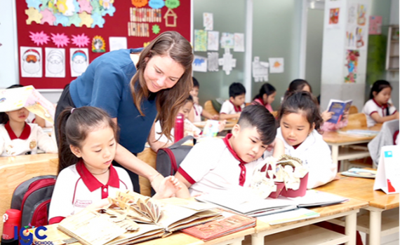 Dạy ngoại ngữ ở lớp 1 v&agrave; 2 kh&ocirc;ng được g&acirc;y qu&aacute; tải cho học sinh