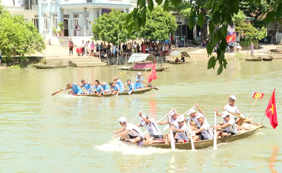S&ocirc;i nổi Ng&agrave;y hội đua thuyền ở Lạc V&acirc;n