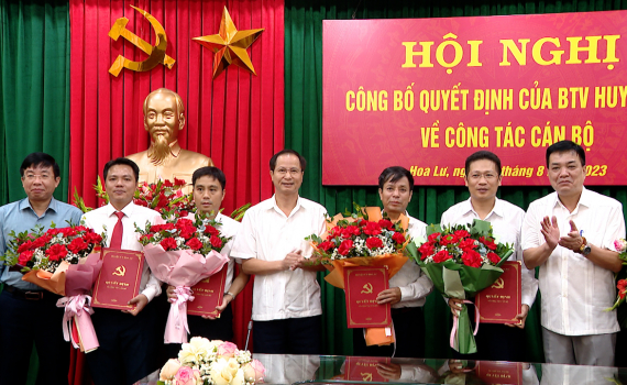 C&ocirc;ng bố Quyết định của BTV Huyện ủy Hoa Lư về c&ocirc;ng t&aacute;c c&aacute;n bộ