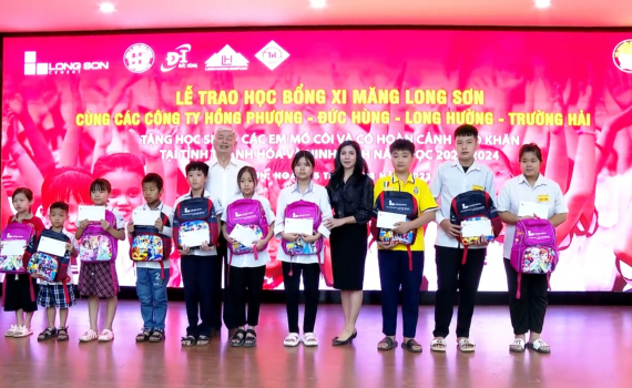 C&ocirc;ng ty Xi măng Long Sơn trao học bổng cho học sinh c&oacute; ho&agrave;n cảnh đặc biệt kh&oacute; khăn tại hai tỉnh Ninh B&igrave;nh, Thanh H&oacute;a 