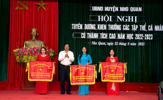 Nho Quan tuy&ecirc;n dương c&aacute;c tập thể, c&aacute; nh&acirc;n c&oacute; th&agrave;nh t&iacute;ch cao trong năm học 2022- 2023