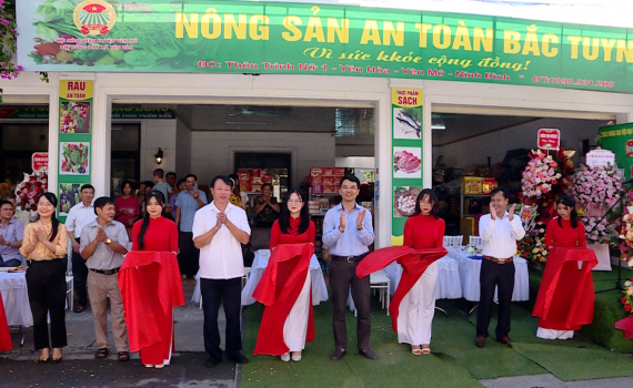 Khai trương cửa h&agrave;ng n&ocirc;ng sản an to&agrave;n tại huyện Y&ecirc;n M&ocirc;, Y&ecirc;n Kh&aacute;nh v&agrave; Hoạt động ch&agrave;o mừng Đại hội Hội N&ocirc;ng d&acirc;n tỉnh Ninh B&igrave;nh lần thứ VII 
