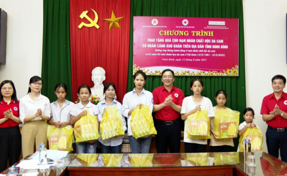 Tặng qu&agrave; cho nạn nh&acirc;n da cam c&oacute; ho&agrave;n cảnh đặc biệt kh&oacute; khăn tr&ecirc;n địa b&agrave;n tỉnh Ninh B&igrave;nh