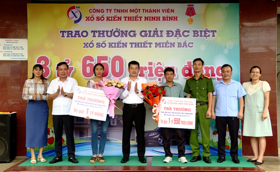 Trao giải thưởng cho 2 kh&aacute;ch h&agrave;ng tại Ninh B&igrave;nh may mắn tr&uacute;ng giải đặc biệt Xổ số kiến thiết miền Bắc