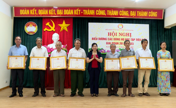 Hội Khuyến học tỉnh Ninh B&igrave;nh biểu dương c&aacute;c D&ograve;ng họ học tập ti&ecirc;u biểu giai đoạn 2014-2023