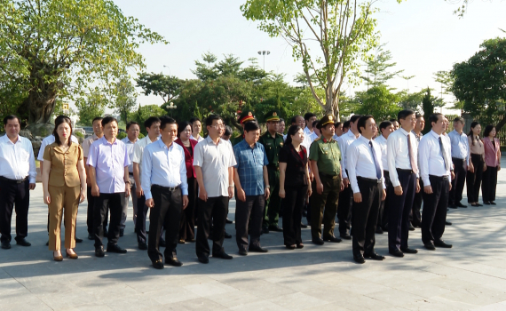 C&aacute;c đồng ch&iacute; l&atilde;nh đạo tỉnh d&acirc;ng hương nh&acirc;n Kỷ niệm 78 năm C&aacute;ch mạng th&aacute;ng T&aacute;m v&agrave; Quốc kh&aacute;nh 2/9