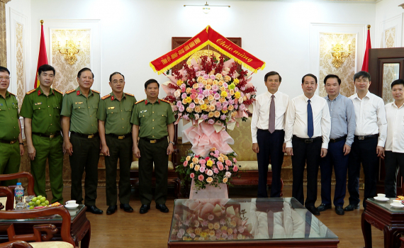 C&aacute;c đồng ch&iacute; l&atilde;nh đạo tỉnh ch&uacute;c mừng C&ocirc;ng an tỉnh nh&acirc;n kỷ niệm Ng&agrave;y truyền thống C&ocirc;ng an Nh&acirc;n d&acirc;n Việt Nam
