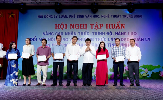 Bế mạc Hội nghị tập huấn &ldquo;N&acirc;ng cao nhận thức, tr&igrave;nh độ, năng lực đổi mới nội dung v&agrave; phương thức l&atilde;nh đạo, quản l&yacute; văn học, nghệ thuật trong t&igrave;nh h&igrave;nh mới&rdquo;