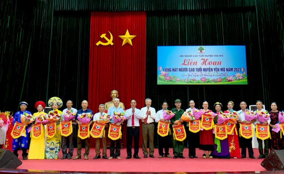 Li&ecirc;n hoan tiếng h&aacute;t người cao tuổi huyện Y&ecirc;n M&ocirc;