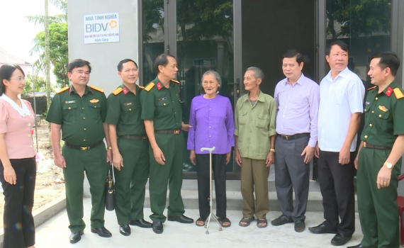 Kh&aacute;nh th&agrave;nh, b&agrave;n giao &ldquo;Nh&agrave; t&igrave;nh nghĩa&rdquo; cho gia đ&igrave;nh liệt sĩ tại x&atilde; Y&ecirc;n Nh&acirc;n