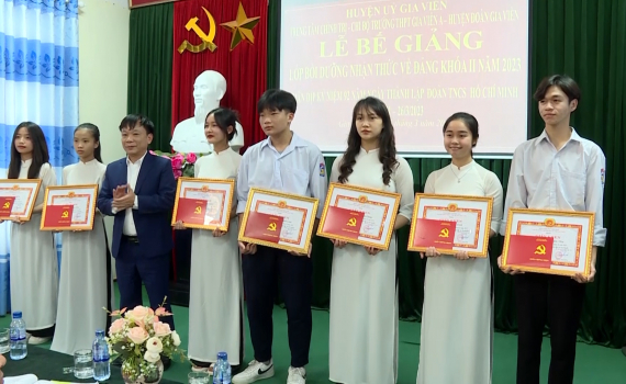 Gia Viễn ch&uacute; trọng chất lượng kết nạp đảng vi&ecirc;n mới 