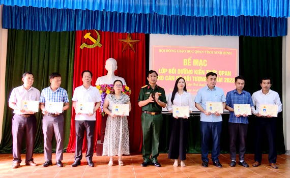 Bế mạc lớp bồi dưỡng kiến thức QP&AN cho c&aacute;n bộ đối tượng 3 năm 2023