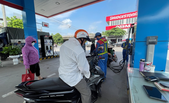 Gi&aacute; xăng tiếp tục tăng