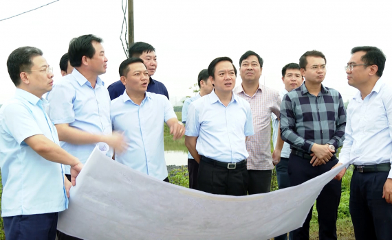 Đồng ch&iacute; Chủ tịch UBND tỉnh Phạm Quang Ngọc kiểm tra Dự &aacute;n đầu tư x&acirc;y dựng tuyến đường Đ&ocirc;ng - T&acirc;y