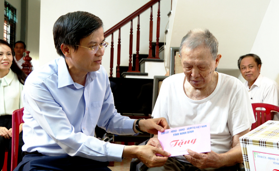 Tỉnh ủy, HĐND, UBND, Ủy ban MTTQ Việt Nam tỉnh thăm, tặng qu&agrave; l&atilde;o th&agrave;nh c&aacute;ch mạng, c&aacute;n bộ tiền khởi nghĩa nh&acirc;n dịp Quốc kh&aacute;nh 2/9    