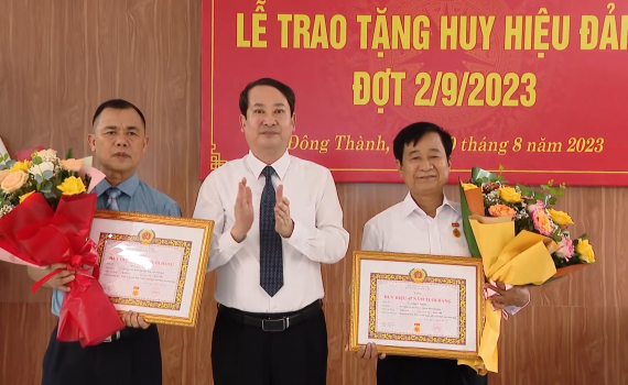 Đồng ch&iacute; Ph&oacute; B&iacute; thư Thường trực Tỉnh ủy Mai Văn Tuất dự Lễ trao tặng Huy hiệu Đảng tại phường Đ&ocirc;ng Th&agrave;nh