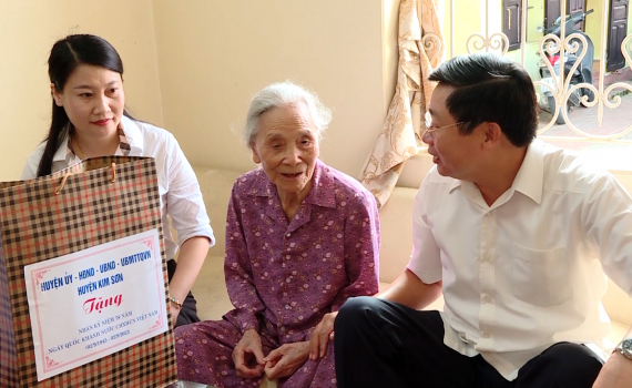L&atilde;nh đạo huyện Kim Sơn thăm, tặng qu&agrave; nh&acirc;n dịp Quốc kh&aacute;nh 2/9