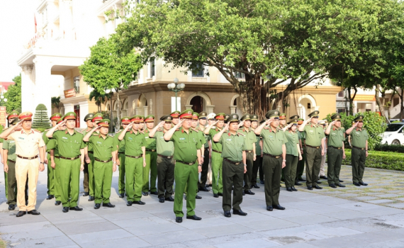 Đo&agrave;n đại biểu C&ocirc;ng an tỉnh d&acirc;ng hương, d&acirc;ng hoa tưởng niệm Chủ tịch Hồ Ch&iacute; Minh v&agrave; Cố Chủ tịch nước Trần Đại Quang