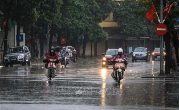 Thời tiết h&ocirc;m nay (4-8): Mưa r&agrave;o v&agrave; d&ocirc;ng tiếp diễn tại nhiều khu vực