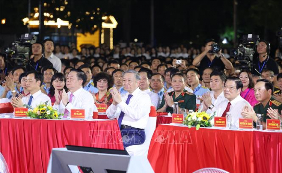 Tổng B&iacute; thư, Chủ tịch nước T&ocirc; L&acirc;m dự chương tr&igrave;nh ch&iacute;nh luận nghệ thuật đặc biệt 'Lời Người để lại'