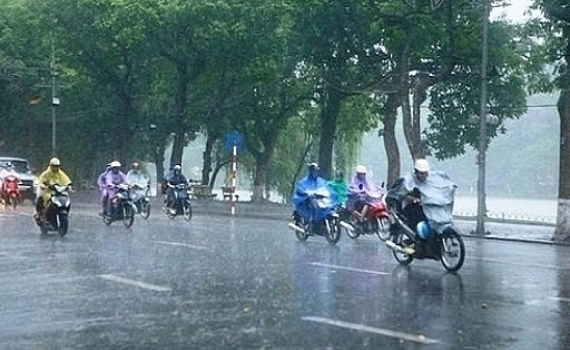 Thời tiết h&ocirc;m nay (20-8): H&agrave; Nội c&oacute; mưa r&agrave;o v&agrave; d&ocirc;ng