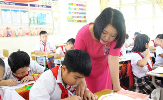 Bộ Ch&iacute;nh trị y&ecirc;u cầu thực hiện chủ trương lương của nh&agrave; gi&aacute;o được ưu ti&ecirc;n xếp cao nhất