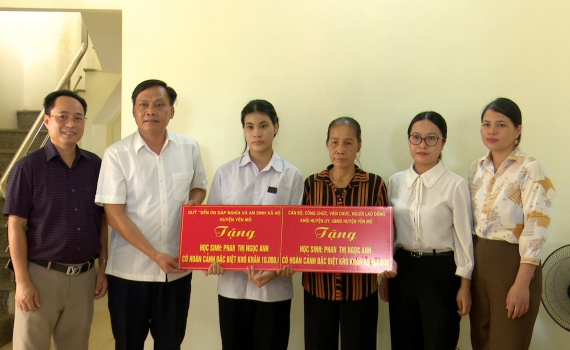Tặng sổ tiết kiệm cho học sinh c&oacute; ho&agrave;n cảnh đặc biệt kh&oacute; khăn tại thị trấn Y&ecirc;n Thịnh