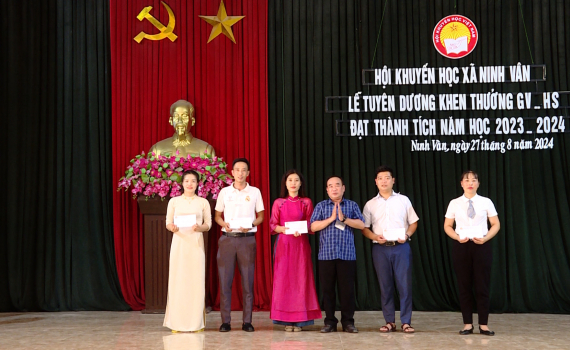 Ninh V&acirc;n tuy&ecirc;n dương, khen thưởng gi&aacute;o vi&ecirc;n, học sinh