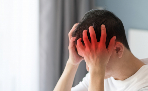Buồn n&ocirc;n, g&aacute;y cứng, sợ &aacute;nh s&aacute;ng... biểu hiện của vỡ ph&igrave;nh mạch n&atilde;o