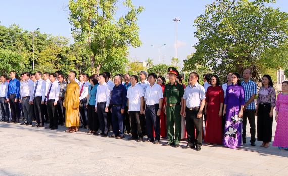 Đo&agrave;n đại biểu dự Đại hội MTTQ Việt Nam tỉnh Ninh B&igrave;nh lần thứ XII d&acirc;ng hương tưởng niệm c&aacute;c Anh h&ugrave;ng liệt sĩ