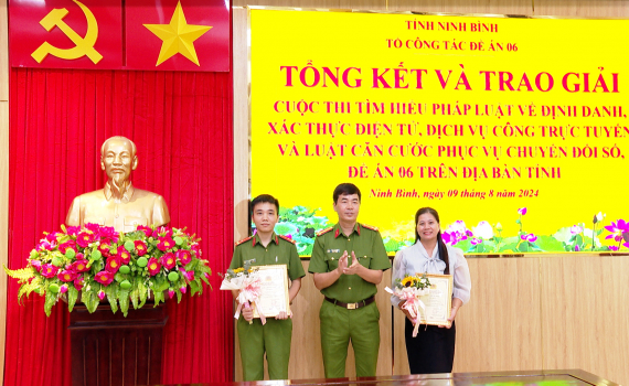 Trao giải Cuộc thi trực tuyến t&igrave;m hiểu ph&aacute;p luật về định danh, x&aacute;c thực điện tử, dịch vụ c&ocirc;ng trực tuyến v&agrave; Luật Căn cước