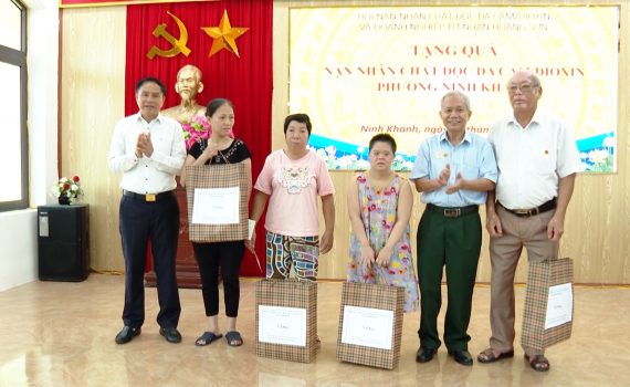 Tặng qu&agrave; c&aacute;c nạn nh&acirc;n chất độc da cam/dioxin