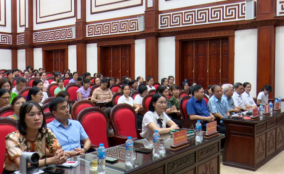 Hoa Lư: Tập huấn trực tuyến về "Văn ho&aacute; c&ocirc;ng sở thời hội nhập v&agrave; văn ho&aacute; ứng xử, nghệ thuật giao tiếp trong ng&agrave;nh gi&aacute;o dục"