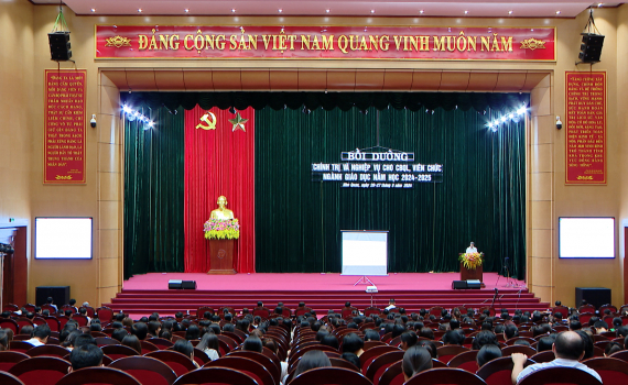 Nho Quan bồi dưỡng ch&iacute;nh trị v&agrave; nghiệp vụ cho đội ngũ c&aacute;n bộ, gi&aacute;o vi&ecirc;n