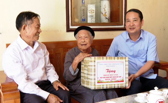 C&aacute;c đồng ch&iacute; l&atilde;nh đạo tỉnh thăm, tặng qu&agrave; l&atilde;o th&agrave;nh c&aacute;ch mạng, c&aacute;n bộ tiền khởi nghĩa nh&acirc;n dịp Quốc kh&aacute;nh 2/9