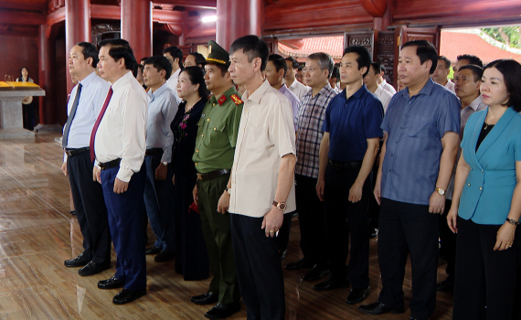 C&aacute;c đồng ch&iacute; l&atilde;nh đạo tỉnh d&acirc;ng hương nh&acirc;n Kỷ niệm 79 năm C&aacute;ch mạng Th&aacute;ng T&aacute;m v&agrave; Quốc kh&aacute;nh 2/9