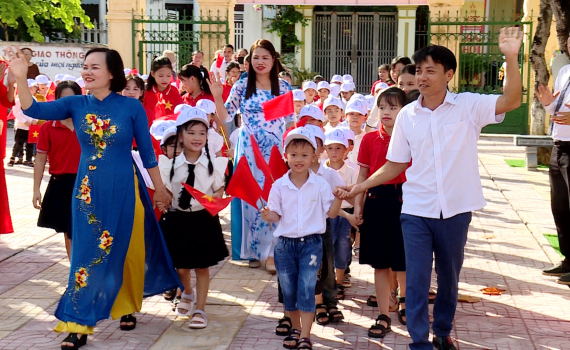 Ninh B&igrave;nh: Học sinh lớp 1 vui tươi, phấn khởi trong ng&agrave;y tựu trường