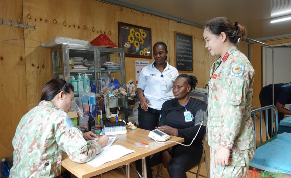 B&aacute;c sĩ mũ nồi xanh kh&aacute;m sức khỏe cho c&aacute;c nữ cảnh s&aacute;t Ghana