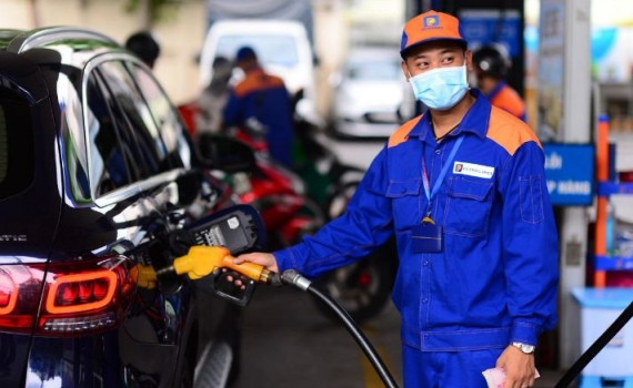 Từ chiều nay, gi&aacute; xăng dầu giảm lần thứ hai li&ecirc;n tiếp