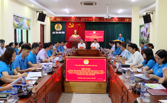 Đo&agrave;n c&ocirc;ng t&aacute;c của Tổng Li&ecirc;n đo&agrave;n Lao động Việt Nam l&agrave;m việc tại Ninh B&igrave;nh