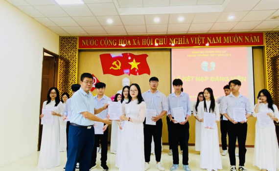 Chi bộ Trường THPT Hoa Lư A quan t&acirc;m ph&aacute;t triển đảng vi&ecirc;n l&agrave; học sinh