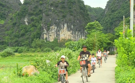 Du kh&aacute;ch th&iacute;ch th&uacute; kh&aacute;m ph&aacute; Ninh B&igrave;nh bằng xe đạp