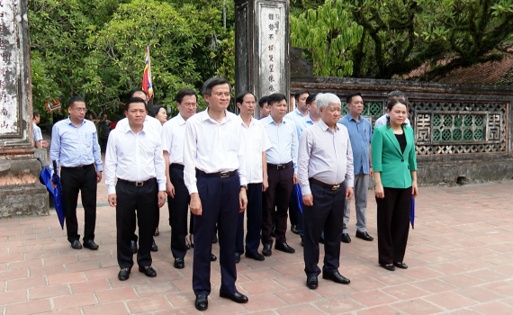 Đo&agrave;n c&ocirc;ng t&aacute;c của Ủy Ban Trung ương MTTQ Việt Nam d&acirc;ng hương tại Khu di t&iacute;ch Quốc gia đặc biệt Cố đ&ocirc; Hoa Lư